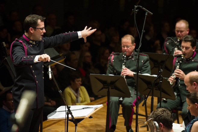 Yves Segers dirigeert de Koninklijke Muziekkapel van de Gidsen