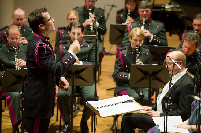 Yves Segers op het podium tijdens een concert